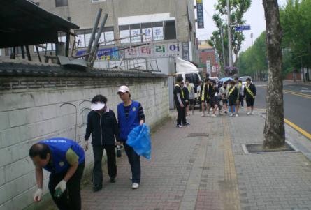 장안구 조원1동&#44; 계명고와 마을주변 정화활동 실시